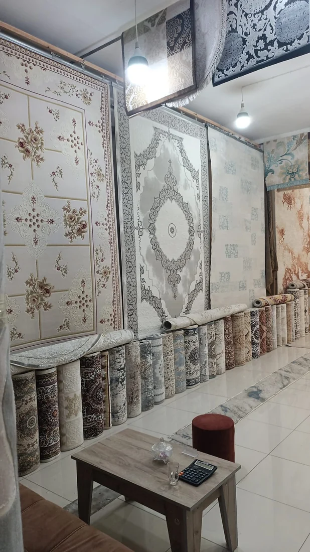 ELIZA mağazasında divarda nümayiş olunan xalçalar